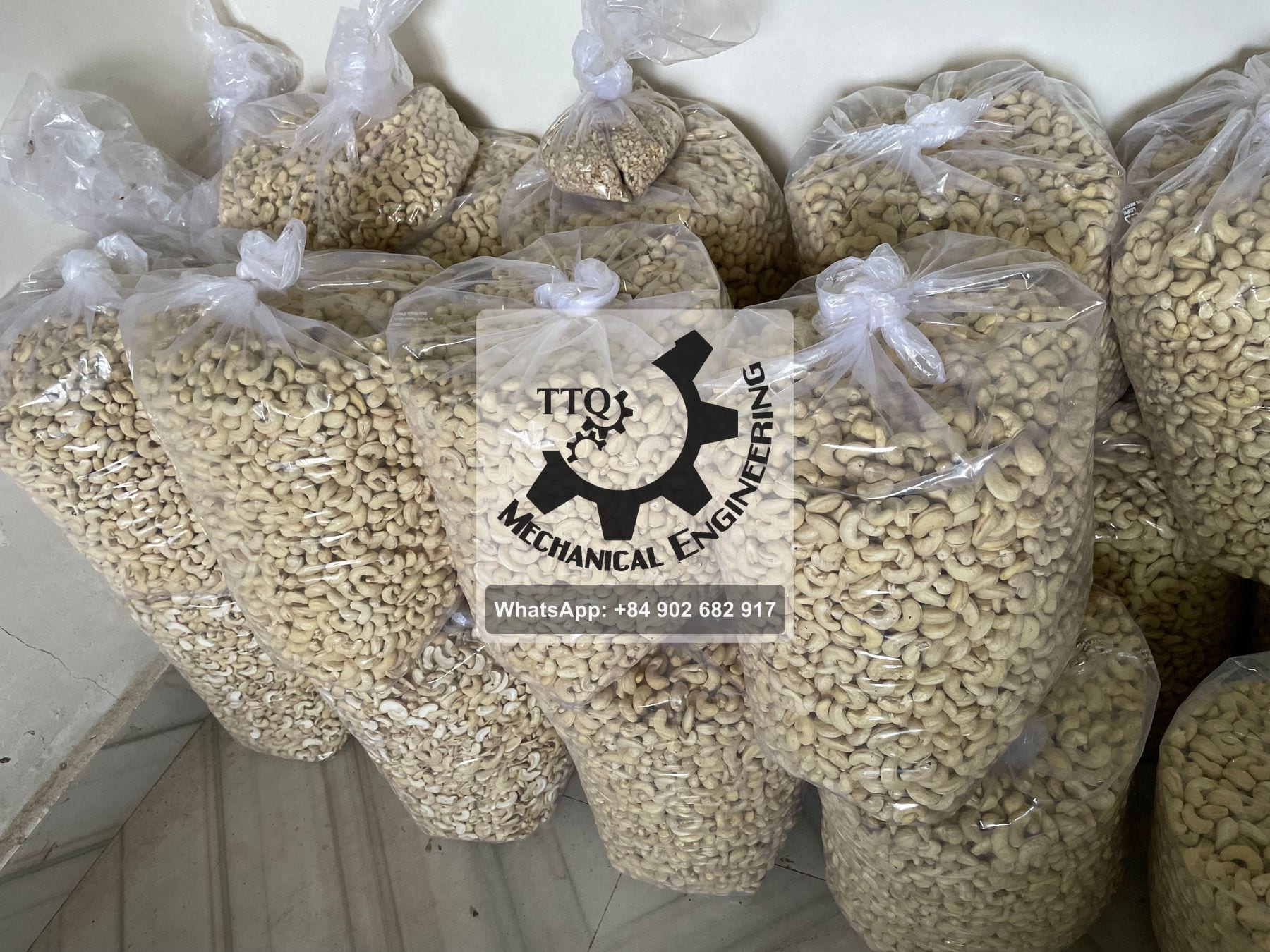 Sacs d’amandes de cajou blanches empilés dans un magasin, triés par grade