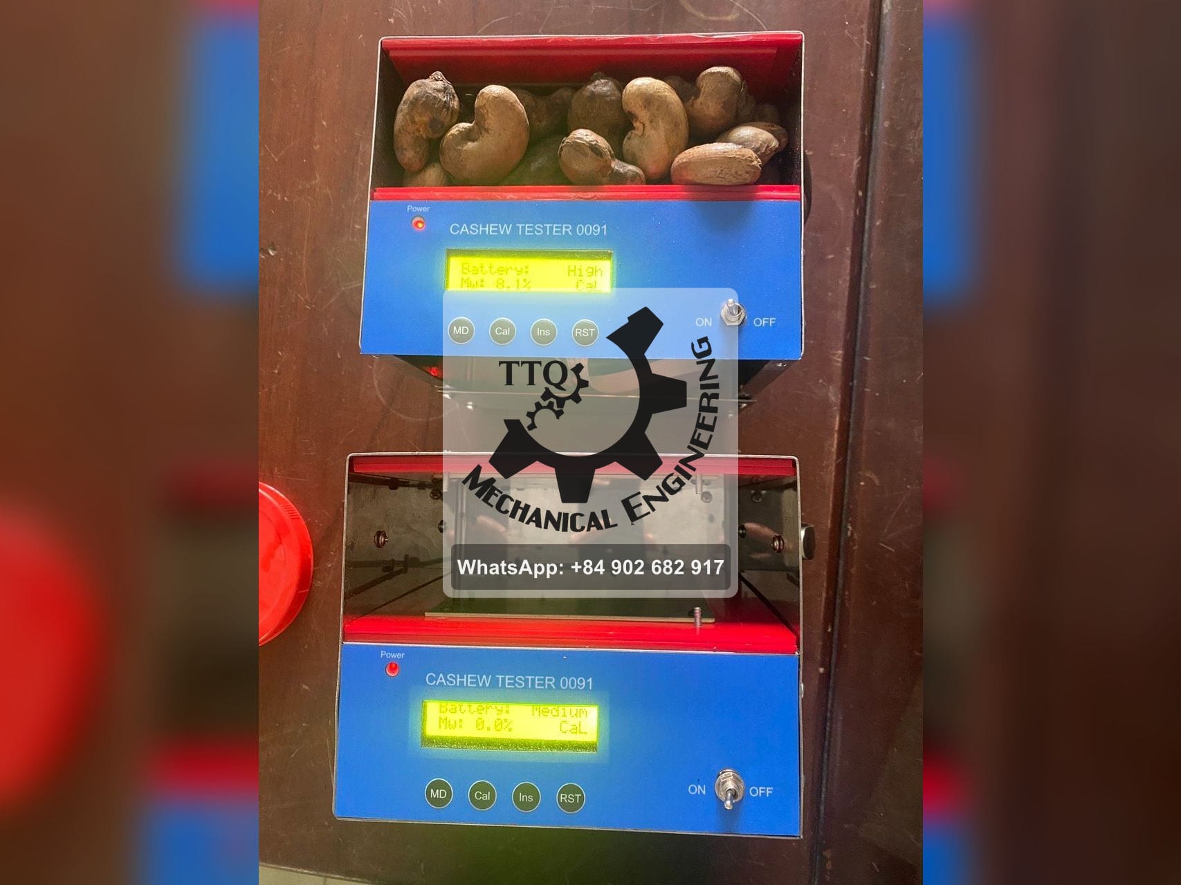 Dois medidores de humidade CASHEW TESTER 0091, o de cima carregado com castanha em bruto e a marcar 8,1 %
