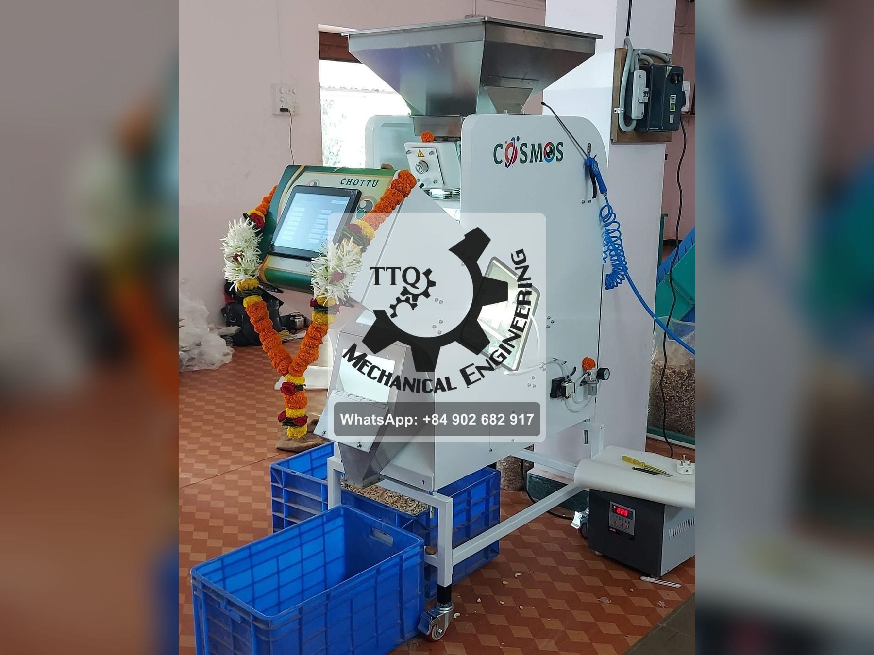 Separador óptico instalado numa fábrica de caju, enfeitado para a entrada em serviço, com tremonha, visor e ecrã táctil
