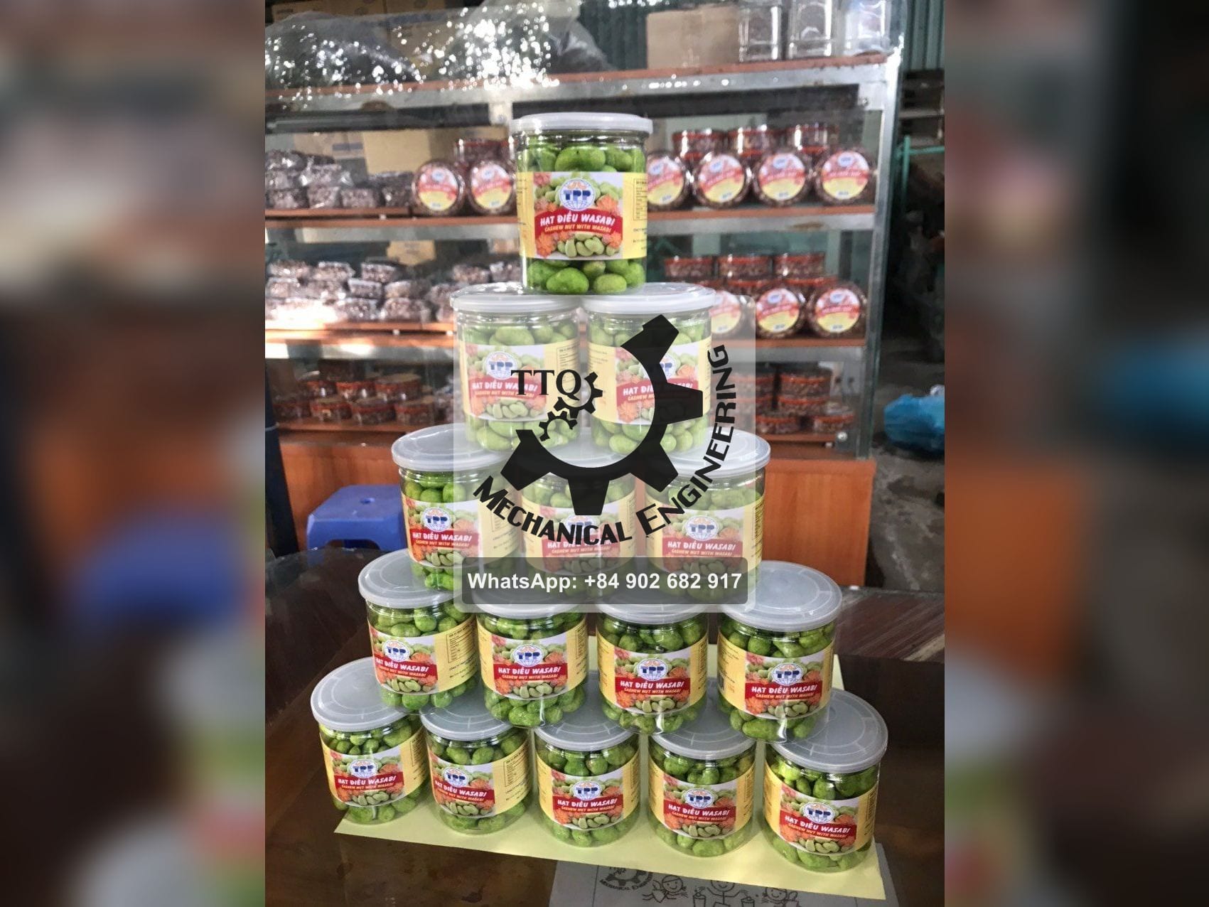 Pyramide de pots de détail scellés d’amandes de cajou enrobées, empilés sur un comptoir