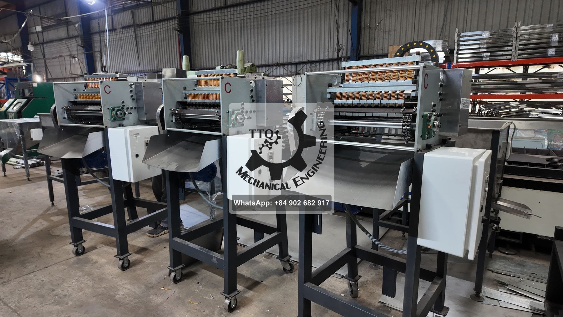 Máquinas de corte de anacardo en fabricación, cada una sobre un bastidor con ruedas y con su propio cuadro eléctrico
