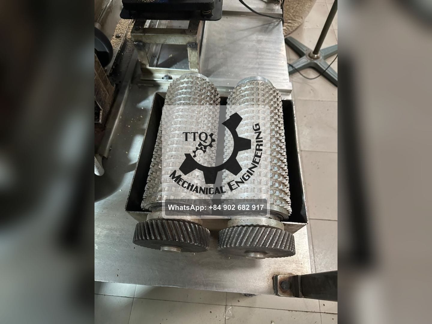 El par de rodillos dentados montados en la garganta de la máquina, con sus engranajes